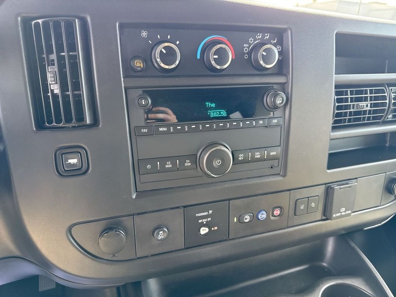 Chevrolet Express Passenger Vehicle Full-screen Gallery Image 18
