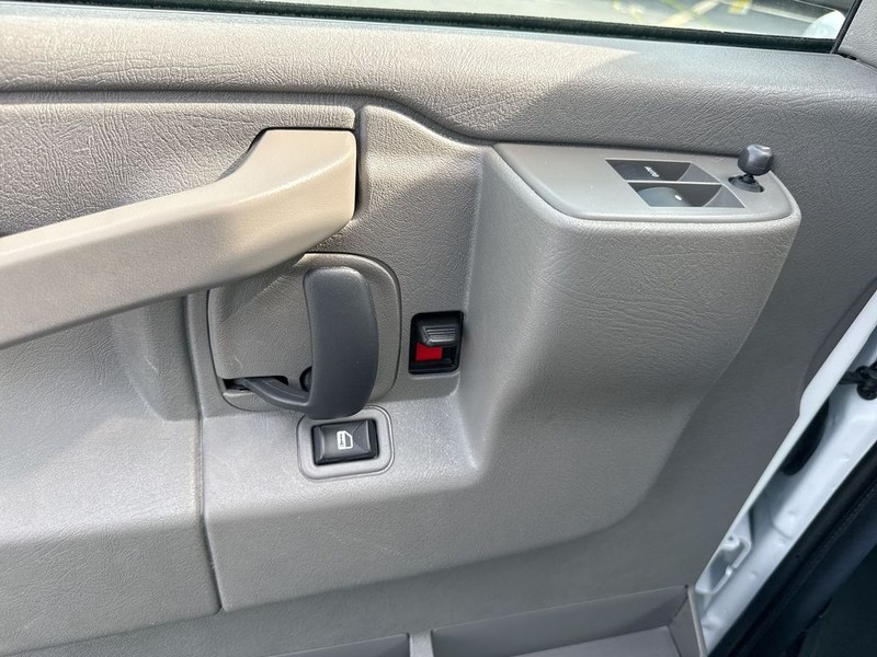 Chevrolet Express Passenger Vehicle Full-screen Gallery Image 22