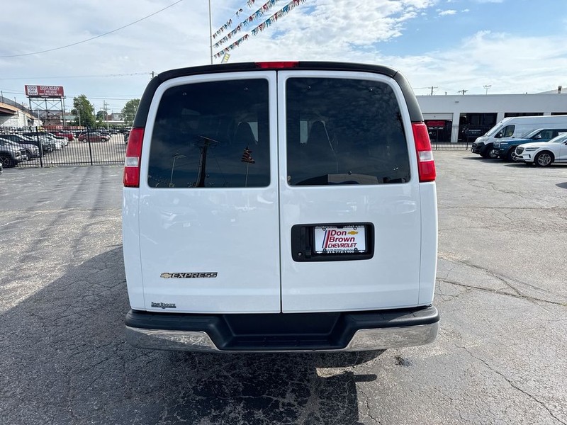 Chevrolet Express Passenger Vehicle Full-screen Gallery Image 24