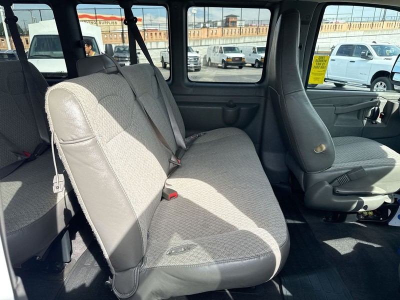 Chevrolet Express Passenger Vehicle Full-screen Gallery Image 25