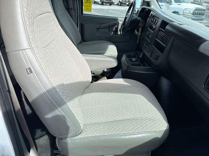 Chevrolet Express Passenger Vehicle Full-screen Gallery Image 26