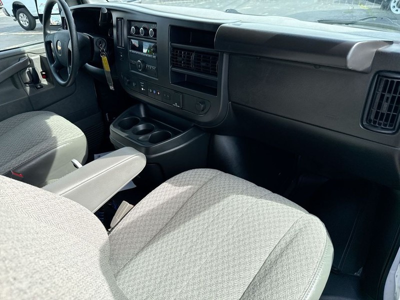 Chevrolet Express Passenger Vehicle Full-screen Gallery Image 27