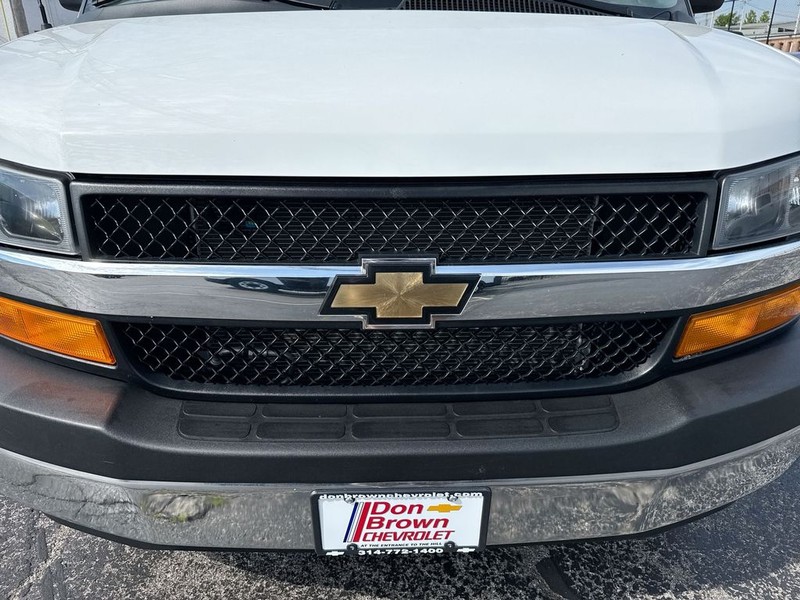 Chevrolet Express Passenger Vehicle Full-screen Gallery Image 29