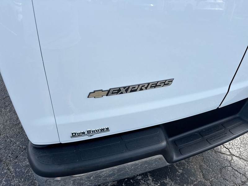 Chevrolet Express Passenger Vehicle Full-screen Gallery Image 30
