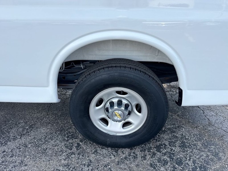 Chevrolet Express Passenger Vehicle Full-screen Gallery Image 31