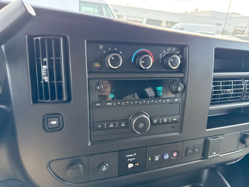 Chevrolet Express Passenger Vehicle Full-screen Gallery Image 33
