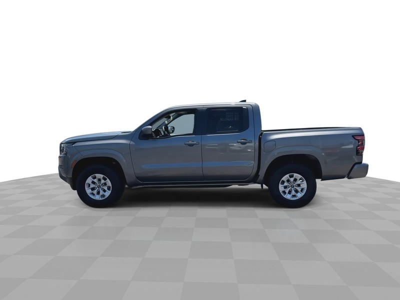 Nissan Frontier Vehicle Full-screen Gallery Image 7