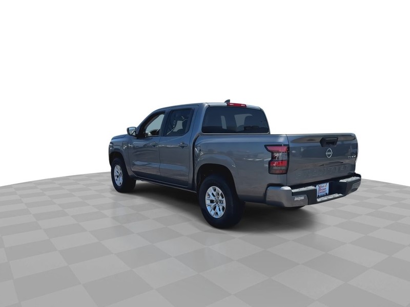 Nissan Frontier Vehicle Full-screen Gallery Image 10