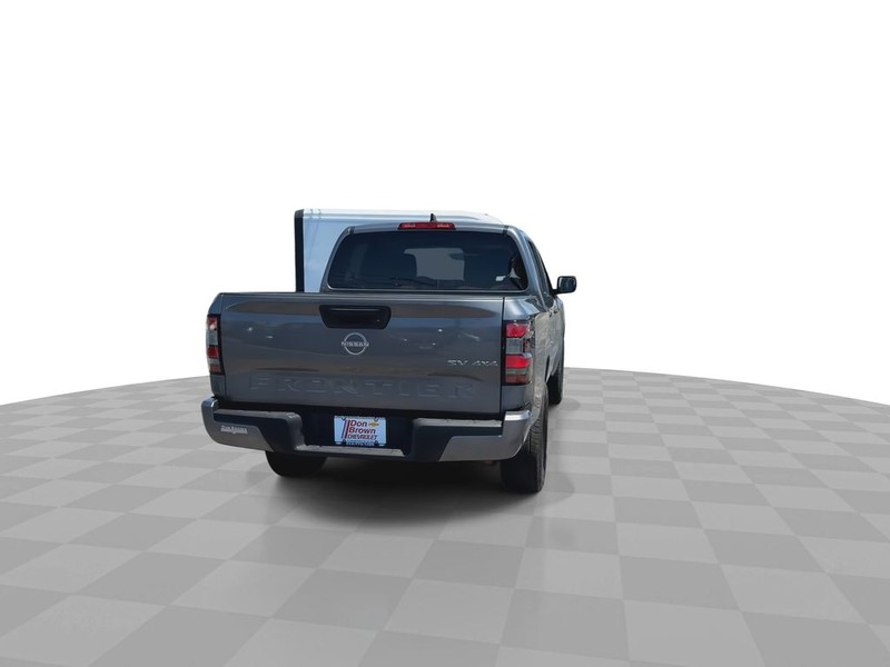 Nissan Frontier Vehicle Full-screen Gallery Image 11