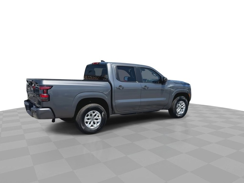 Nissan Frontier Vehicle Full-screen Gallery Image 13