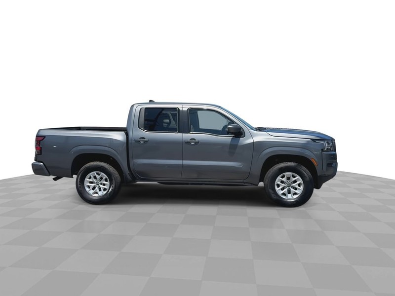 Nissan Frontier Vehicle Full-screen Gallery Image 14