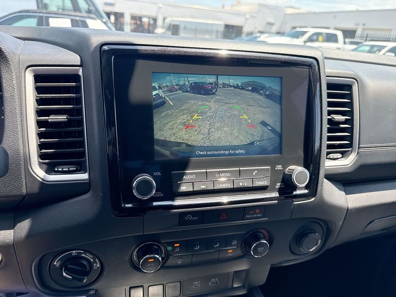 Nissan Frontier Vehicle Full-screen Gallery Image 21