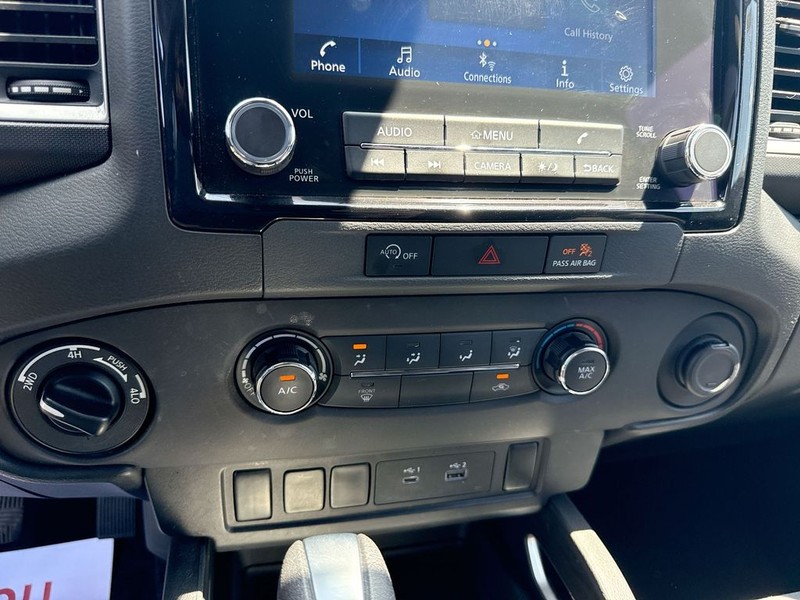 Nissan Frontier Vehicle Full-screen Gallery Image 23
