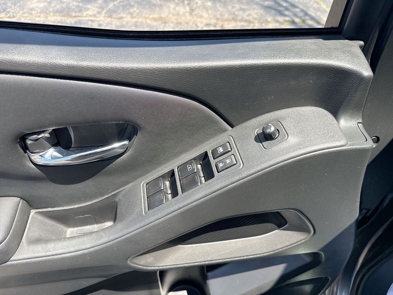 Nissan Frontier Vehicle Full-screen Gallery Image 27