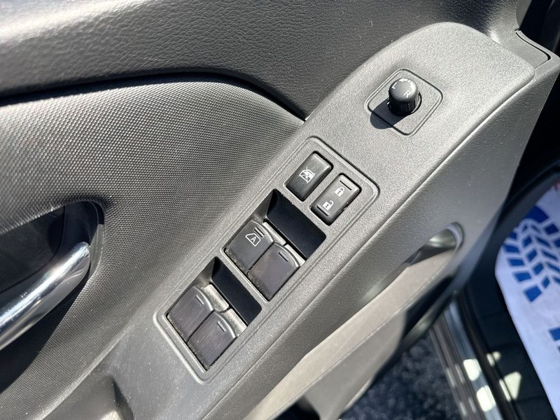 Nissan Frontier Vehicle Full-screen Gallery Image 28