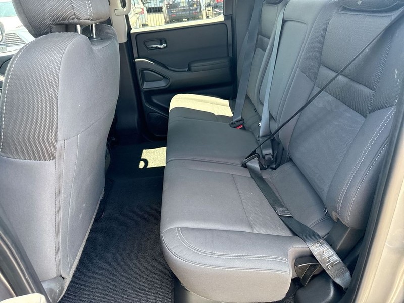 Nissan Frontier Vehicle Full-screen Gallery Image 29