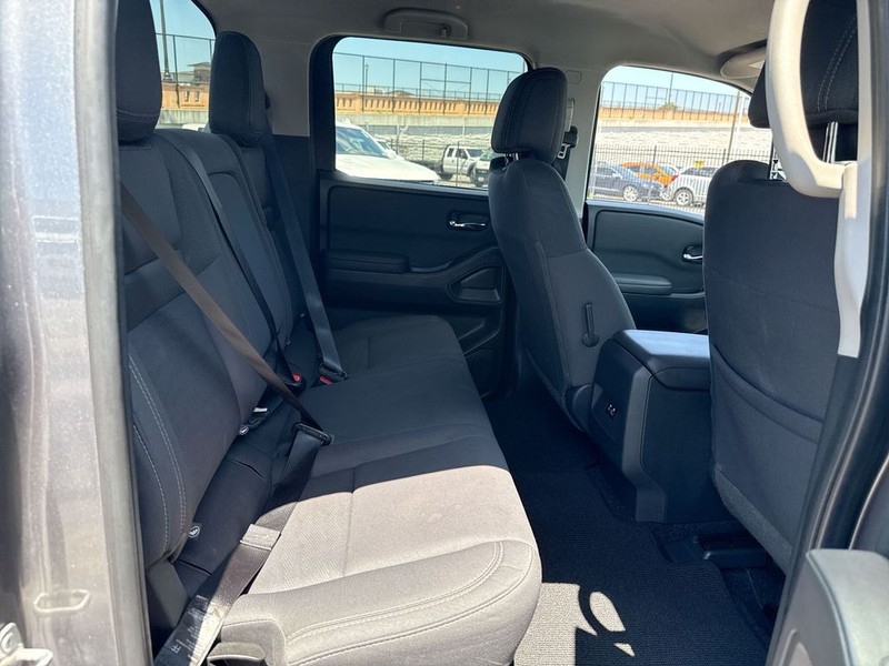 Nissan Frontier Vehicle Full-screen Gallery Image 31