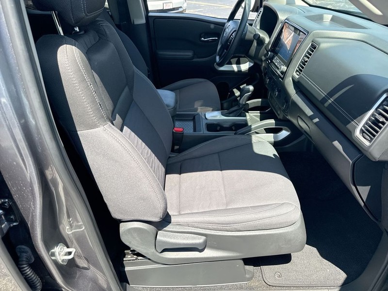 Nissan Frontier Vehicle Full-screen Gallery Image 32
