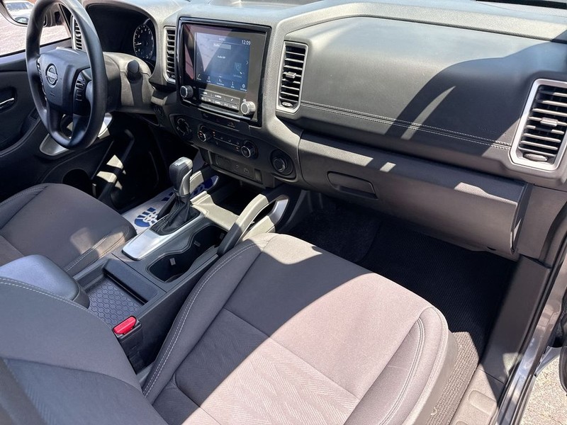 Nissan Frontier Vehicle Full-screen Gallery Image 33