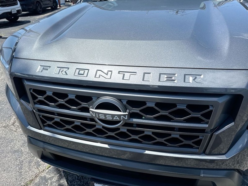 Nissan Frontier Vehicle Full-screen Gallery Image 35