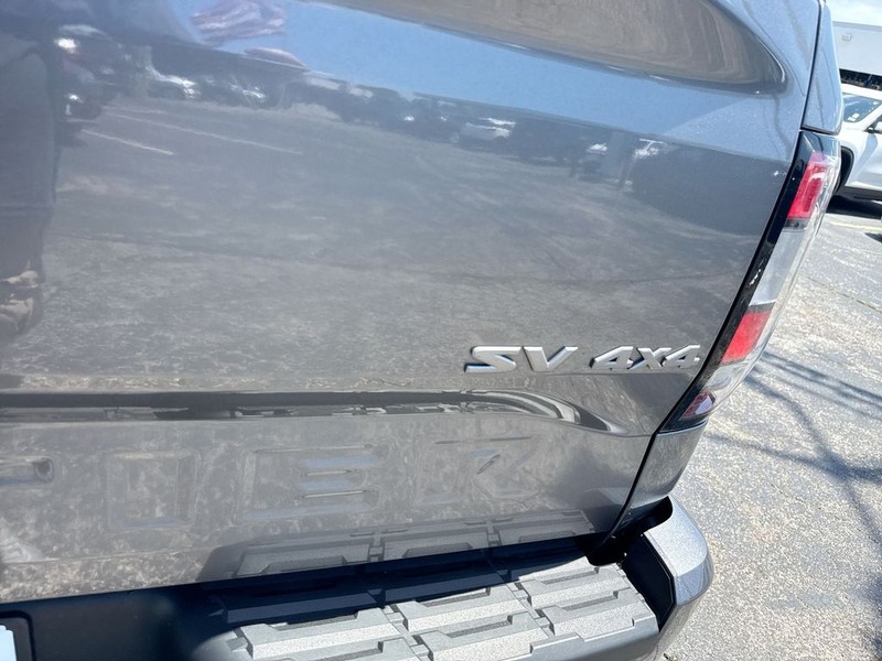 Nissan Frontier Vehicle Full-screen Gallery Image 36
