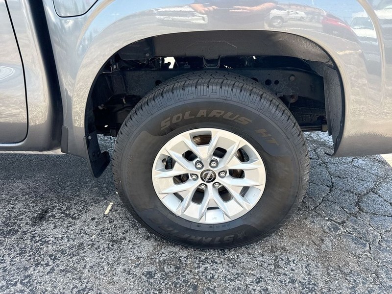 Nissan Frontier Vehicle Full-screen Gallery Image 37