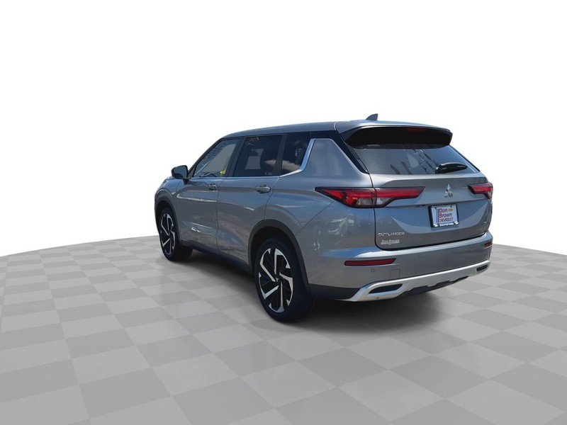 Mitsubishi Outlander Vehicle Full-screen Gallery Image 10