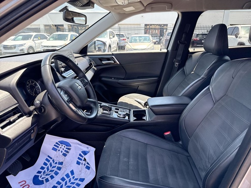 Mitsubishi Outlander Vehicle Full-screen Gallery Image 28