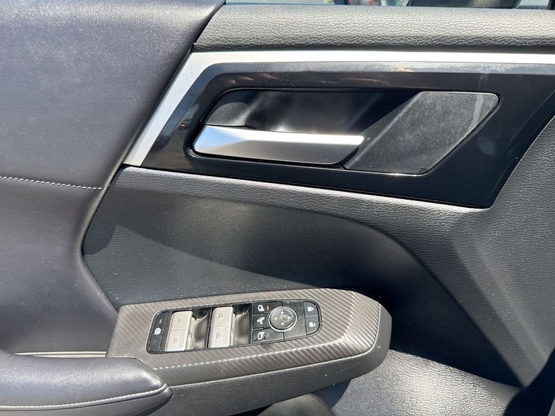 Mitsubishi Outlander Vehicle Full-screen Gallery Image 30