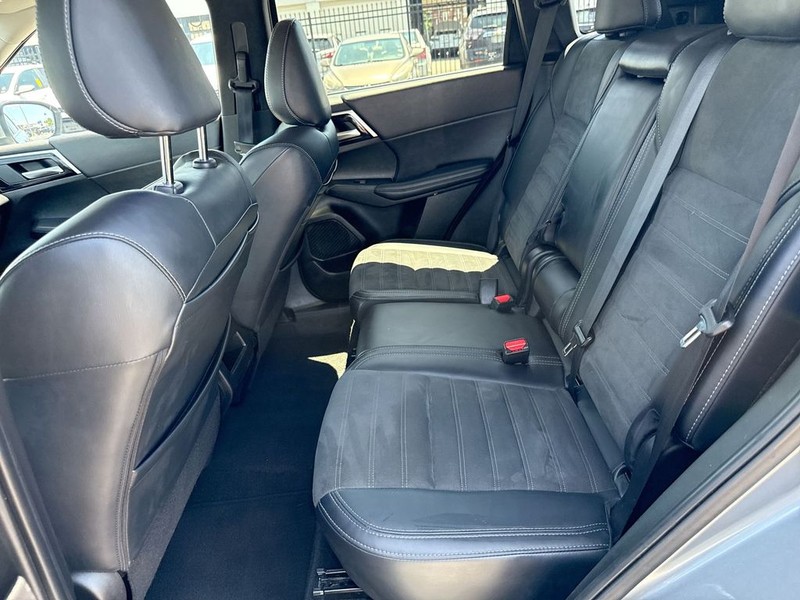 Mitsubishi Outlander Vehicle Full-screen Gallery Image 31