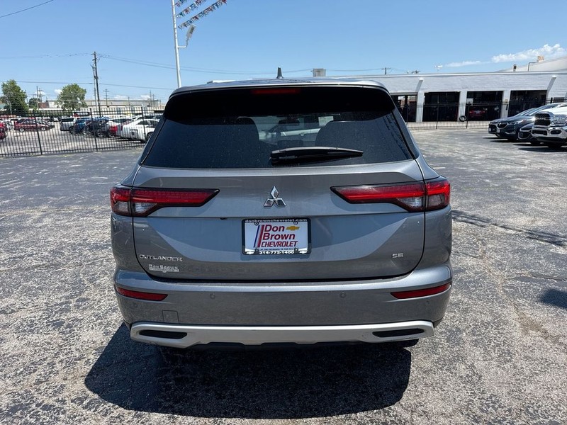 Mitsubishi Outlander Vehicle Full-screen Gallery Image 32