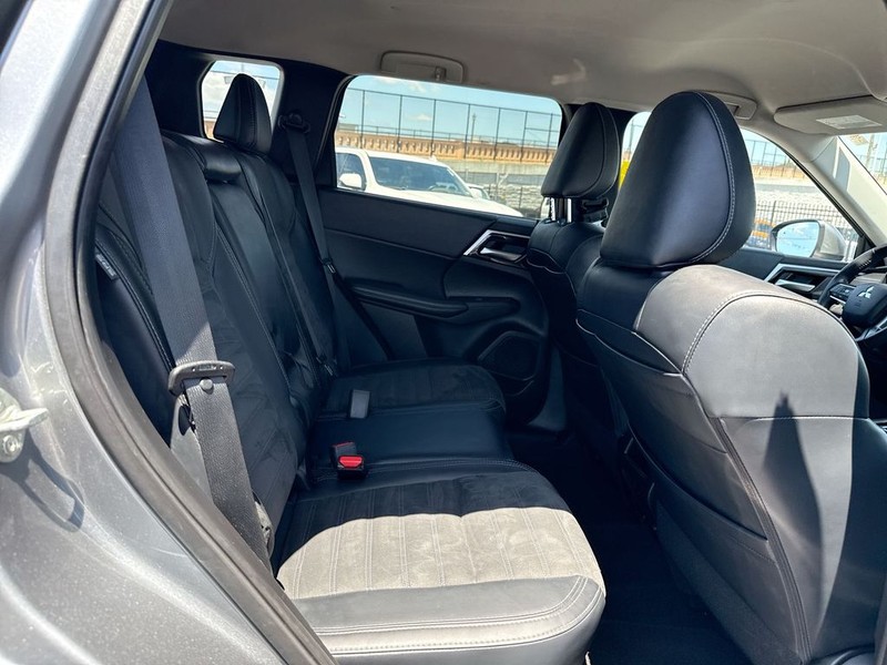 Mitsubishi Outlander Vehicle Full-screen Gallery Image 33