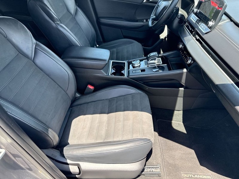 Mitsubishi Outlander Vehicle Full-screen Gallery Image 34