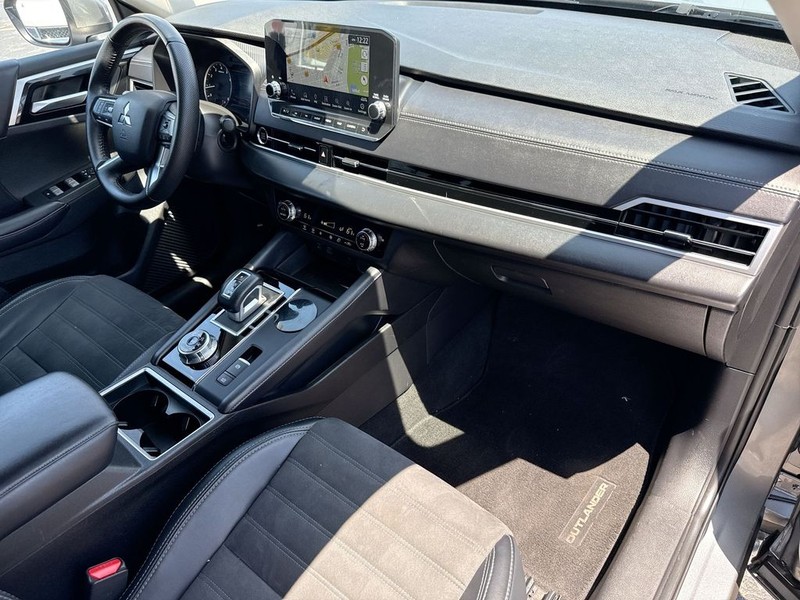 Mitsubishi Outlander Vehicle Full-screen Gallery Image 35