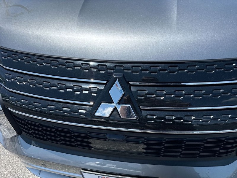 Mitsubishi Outlander Vehicle Full-screen Gallery Image 37