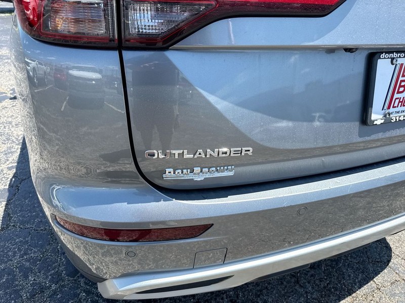 Mitsubishi Outlander Vehicle Full-screen Gallery Image 38