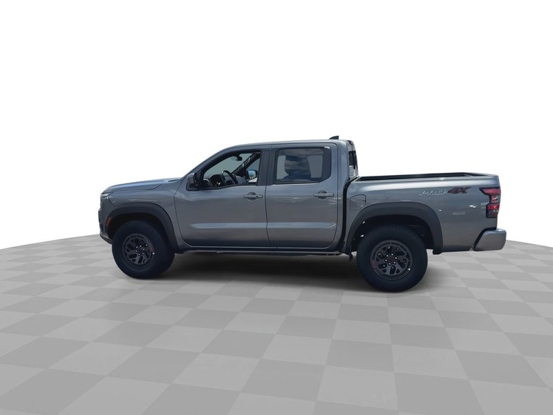 Nissan Frontier Vehicle Full-screen Gallery Image 7