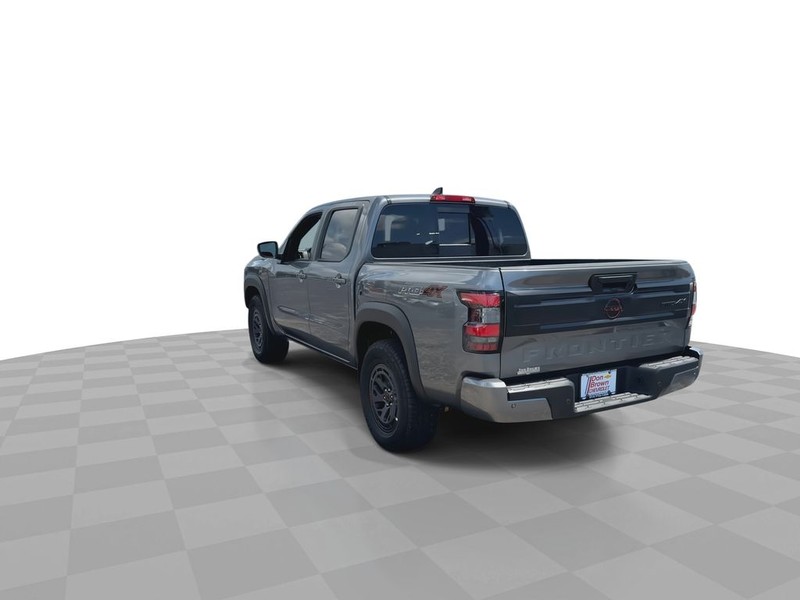 Nissan Frontier Vehicle Full-screen Gallery Image 10