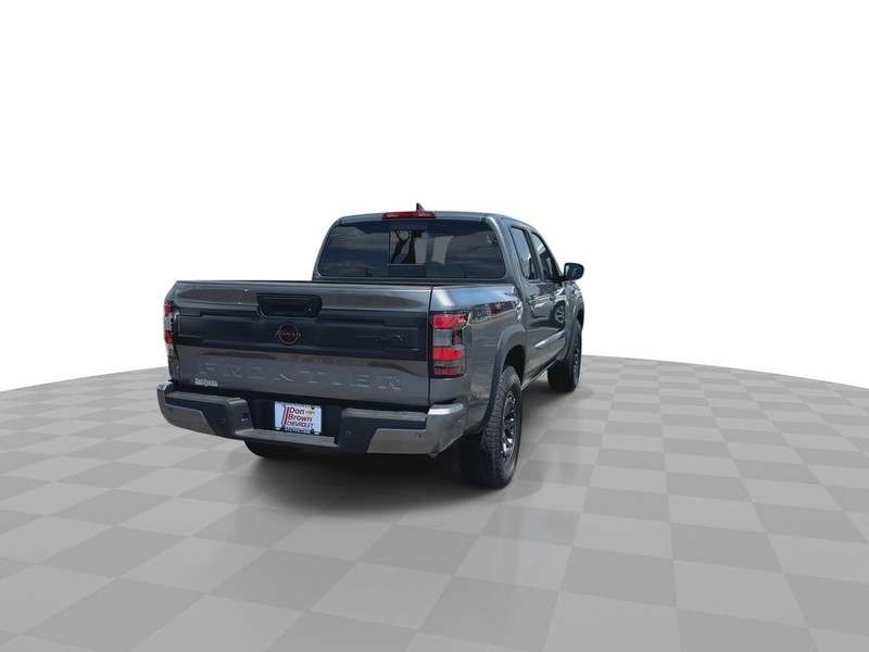 Nissan Frontier Vehicle Full-screen Gallery Image 11
