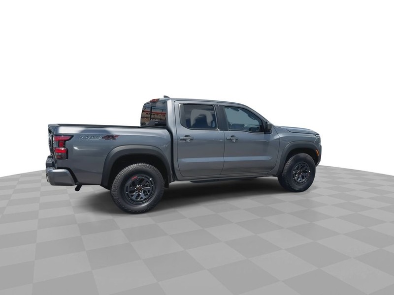 Nissan Frontier Vehicle Full-screen Gallery Image 13