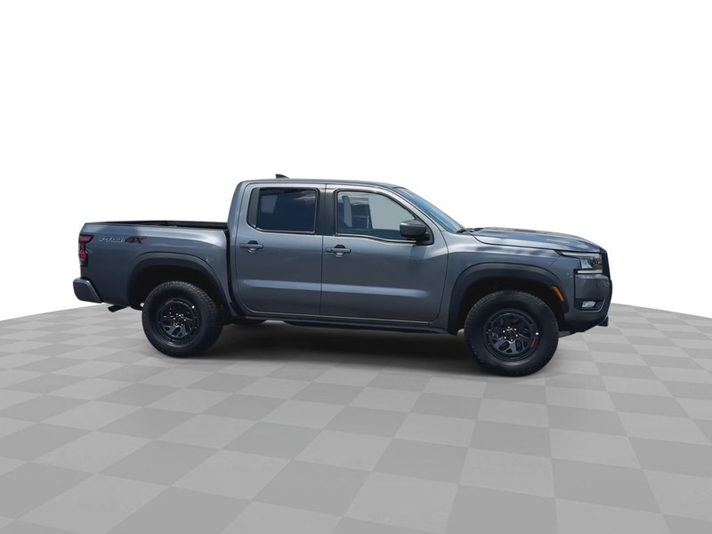 Nissan Frontier Vehicle Full-screen Gallery Image 14