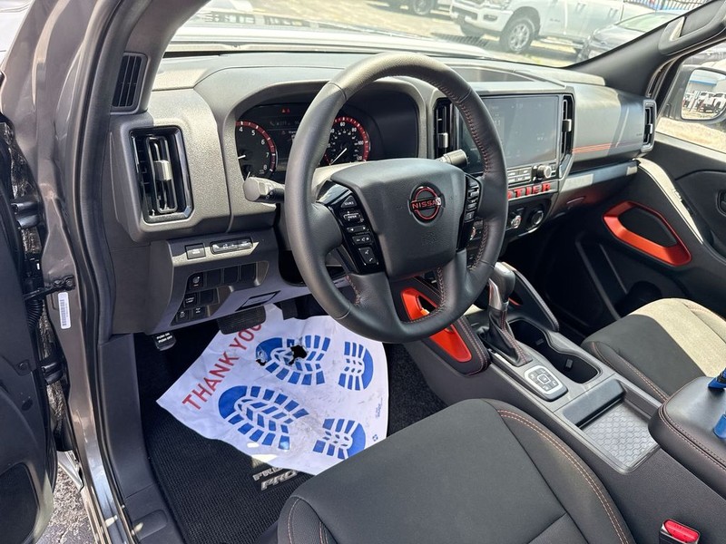 Nissan Frontier Vehicle Full-screen Gallery Image 17