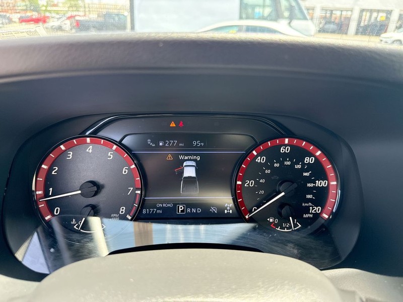 Nissan Frontier Vehicle Full-screen Gallery Image 19