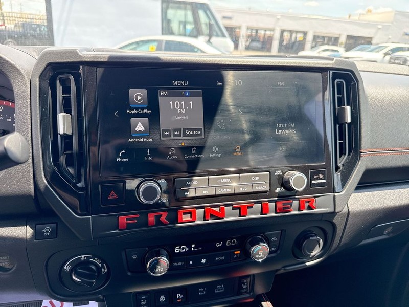 Nissan Frontier Vehicle Full-screen Gallery Image 20
