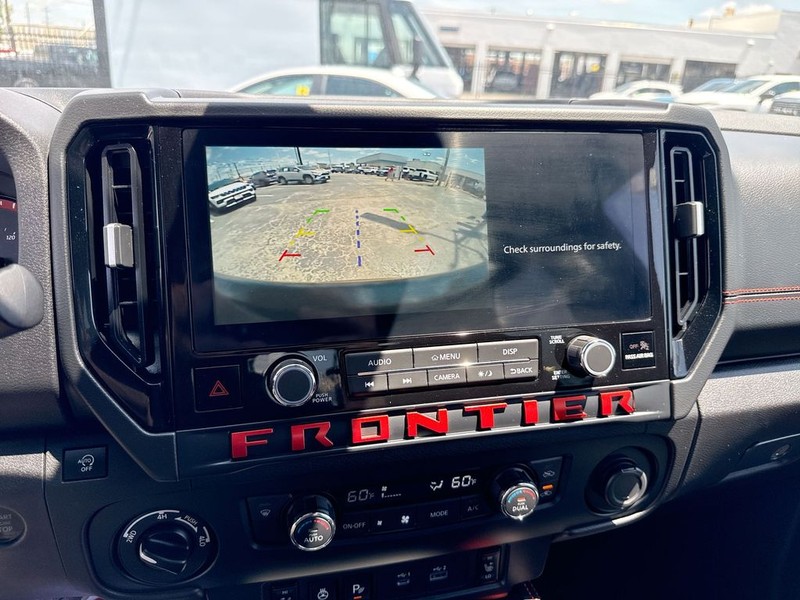 Nissan Frontier Vehicle Full-screen Gallery Image 21