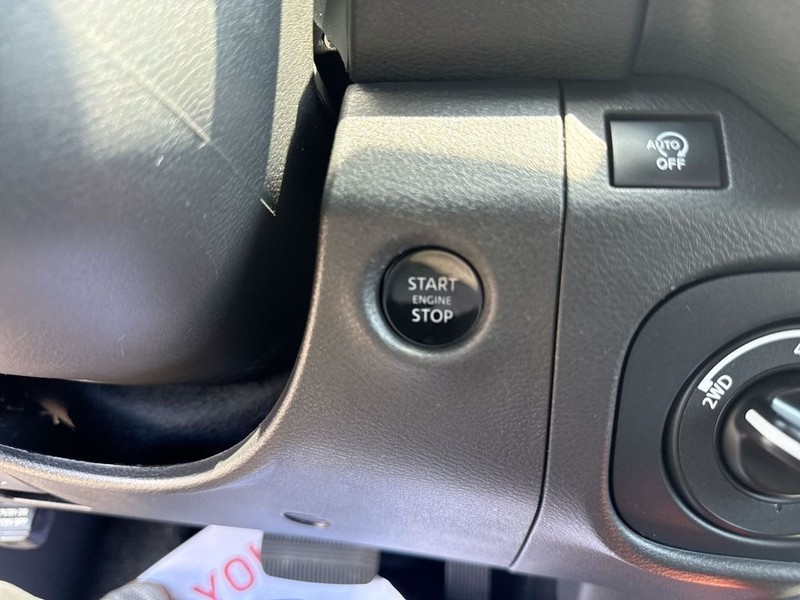 Nissan Frontier Vehicle Full-screen Gallery Image 23