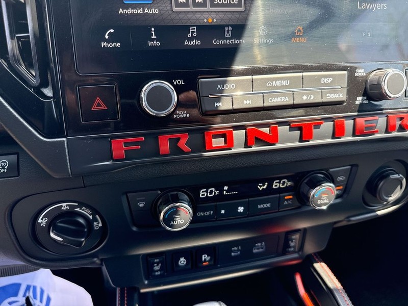 Nissan Frontier Vehicle Full-screen Gallery Image 24