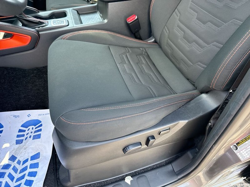 Nissan Frontier Vehicle Full-screen Gallery Image 26