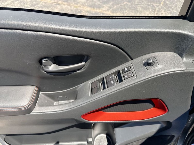 Nissan Frontier Vehicle Full-screen Gallery Image 28