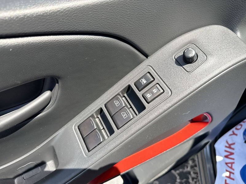 Nissan Frontier Vehicle Full-screen Gallery Image 29